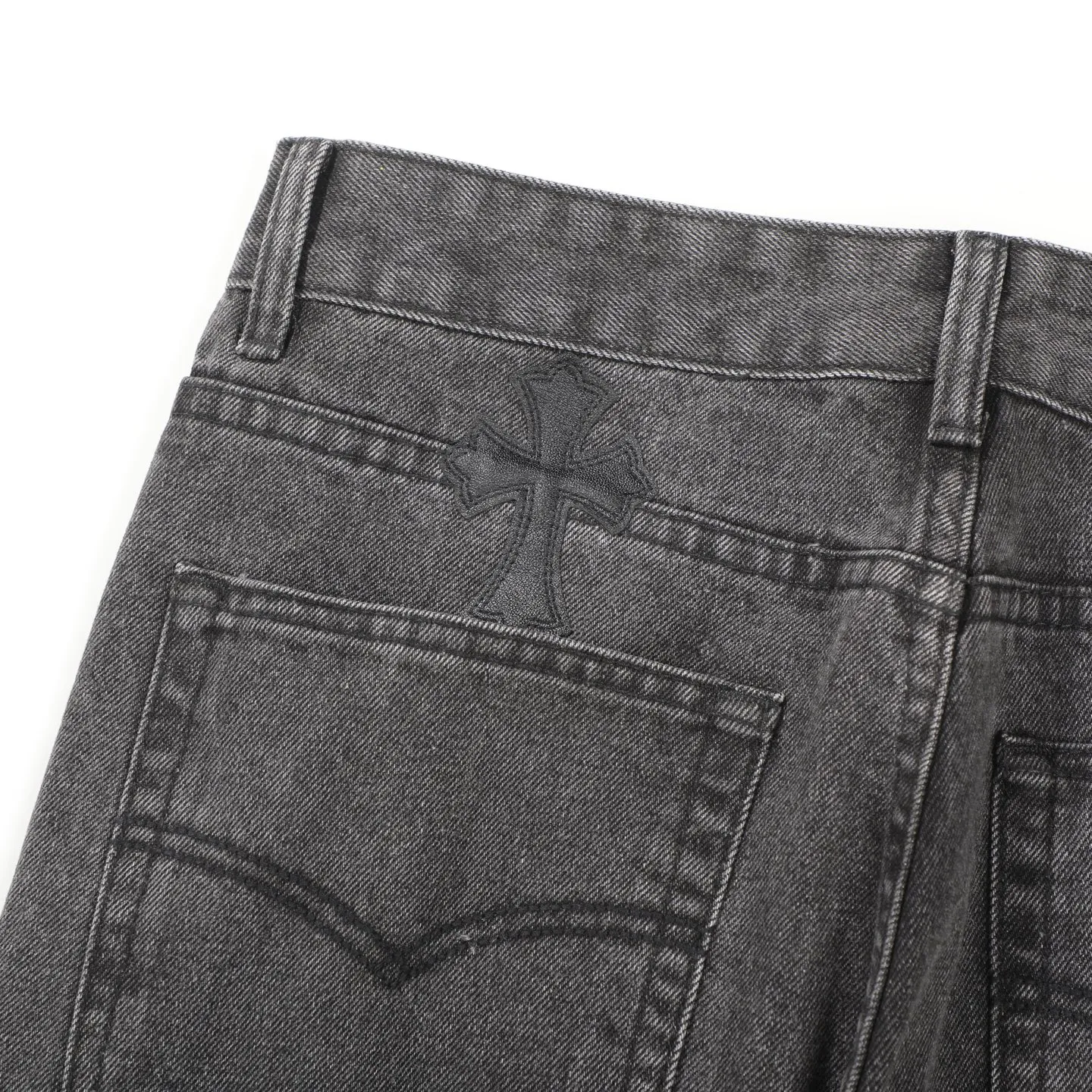 P300 CH Chromehearts black cross-stitched leather black and gray heavy-duty cow king jeans, cabinet price 74W level, patchwork cross pattern embellishment, washed jeans! ! An absolutely high-end luxury product, a 1.9W-level god-level single product, a super popular product, made by top heavy industry, a magic weapon that cannot be missed! [About Zangyin] This is an extremely luxurious fashion brand that can also be called the aristocracy of the high street. It has always been an exclusive brand for some hipsters or rich second generations. Compared with ordinary high streets, it is more luxurious and noble. Compared with luxury brands, it is more fashionable and individual. It has always been a brand that I have a special liking for. [Top heavy industry fashion design] Consistently high-street luxury style. Speaking of this style, the Zangyin family and GU family are definitely the leading representative brands. Especially the Zangyin family has really achieved a state-of-the-art effect in creating high-street style. The unique washed material is used to create this style. The color system is already quite eye-catching. After it is decorated with patchwork cross flowers, it cleverly highlights the charm of the brand. Secondly, this style uses classic The high-waist cutting design highlights the long legs and fashionable temperament of the upper body. The brand is highly recognizable and the slim fit configuration is more suitable for daily wear. It is a product that interprets personality, fashion, and specifications at a glance. This single product is enough to make any fan excited. It can be a white T-shirt for a youthful college style, or a tight suspender for a royal style. It has strong matching ability and can be easily controlled by men.  [Materials and craftsmanship] Needless to say, this point goes without saying. As an excellent craftsman brand, Zangyin’s requirements for details and craftsmanship are really perfect. The washed color of this model has gone through so many processes, not to mention the embellishment of denim appliques. It is also purely hand-made and sewn. Just like what they believe in, only hand-made things have soul and have the meaning of wear. A top-notch heavy-duty fashionable denim item, I look forward to your perfect interpretation! !  Color: black gray Size: 28-36